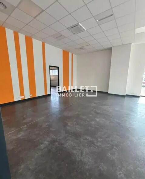 Local commercial dans Fréjus à louer - Photo de l’immeuble – Image 3 sur 4