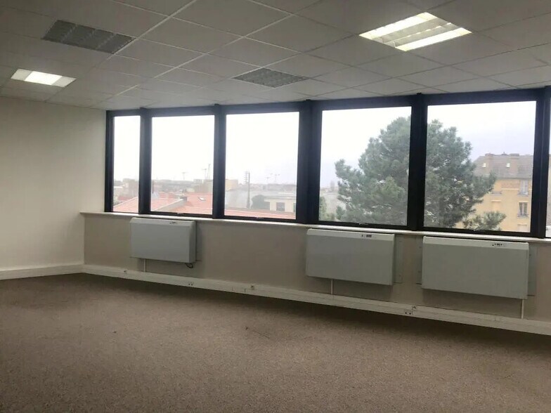 Bureau dans Argenteuil à vendre - Photo de l’immeuble – Image 3 sur 7