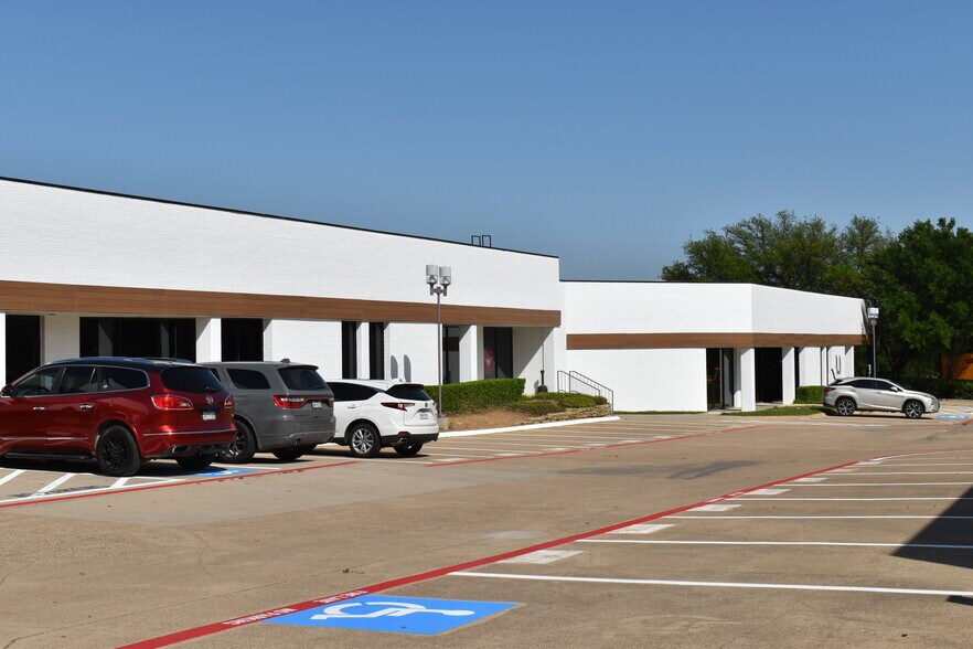 8113 Ridgepoint Dr, Irving, TX à louer - Photo de l’immeuble – Image 2 sur 4