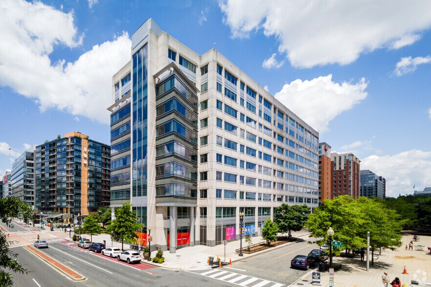 1100 New Jersey Ave SE, Washington, DC à louer - Photo de l’immeuble – Image 2 sur 12