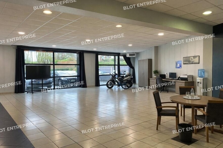 Local commercial dans Dinan à louer - Hall d’entrée – Image 1 sur 4