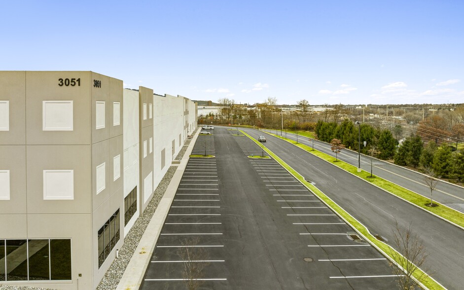 3051 Commerce Center Blvd, Bethlehem, PA à louer - Photo de l’immeuble – Image 2 sur 9
