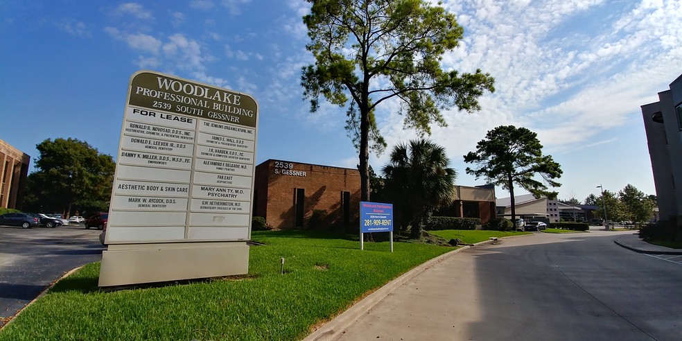 2539 S Gessner Rd, Houston, TX à louer - Photo de l’immeuble – Image 2 sur 4
