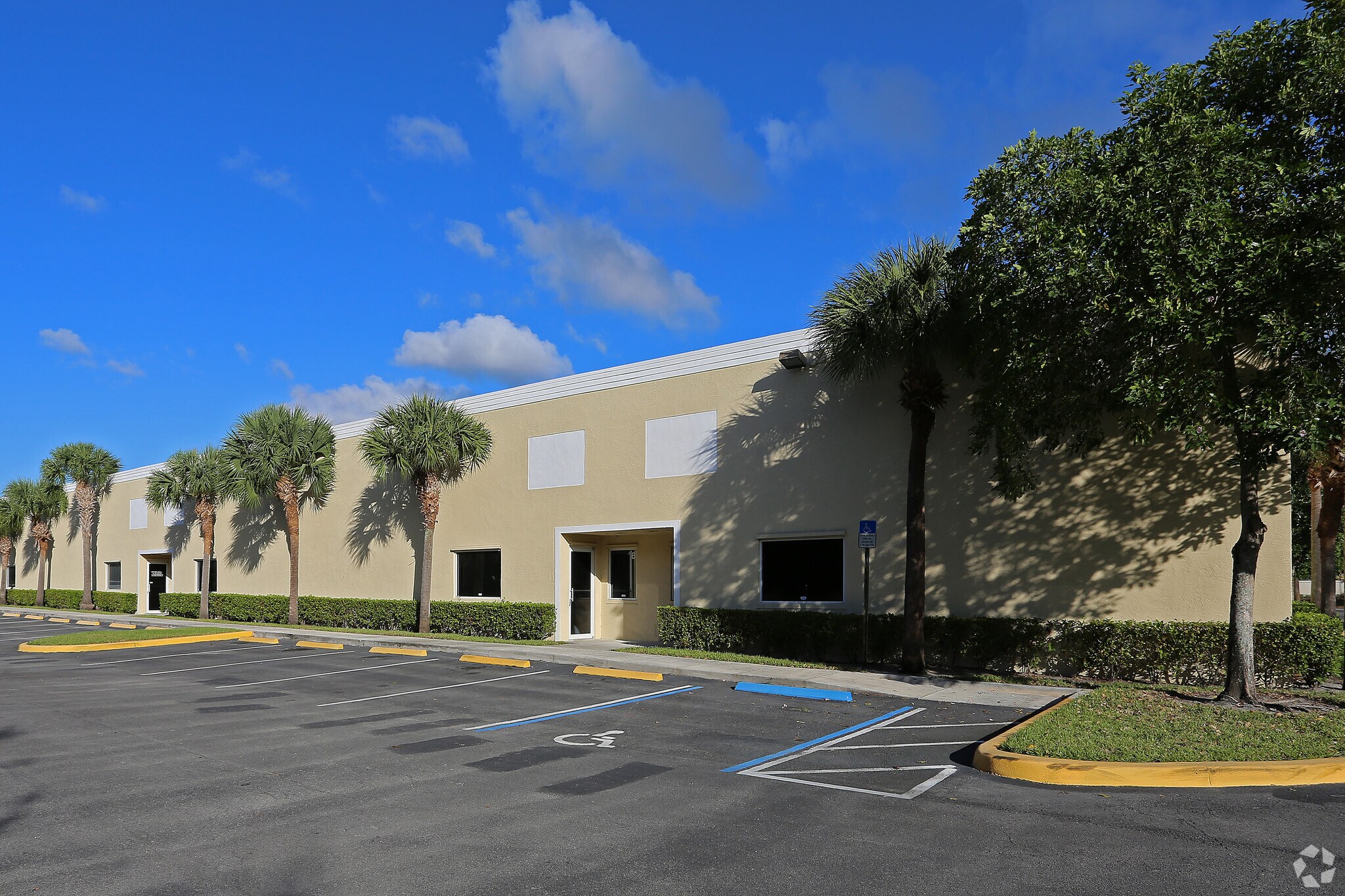 440 Tall Pines Rd, West Palm Beach, FL à louer Photo de l’immeuble– Image 1 sur 4