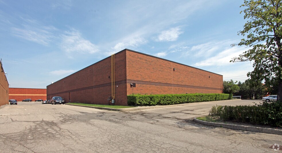 6130 Tomken Rd, Mississauga, ON à vendre - Photo de l’immeuble – Image 2 sur 2
