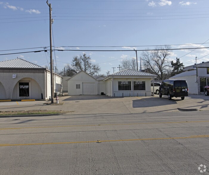 326 E Northwest Hwy, Grapevine, TX à louer - Photo de l’immeuble – Image 2 sur 2