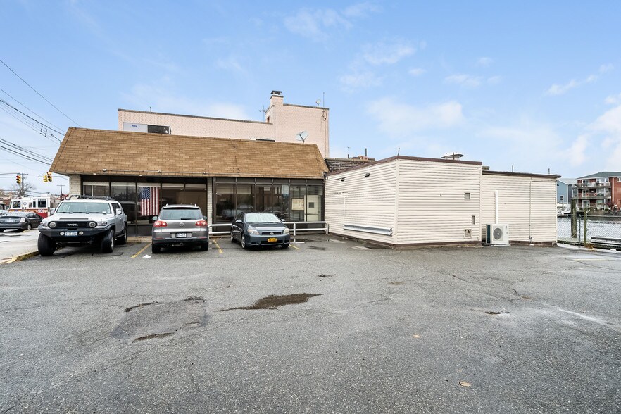 15913 Crossbay Blvd, Howard Beach, NY à vendre - Photo de l’immeuble – Image 3 sur 3