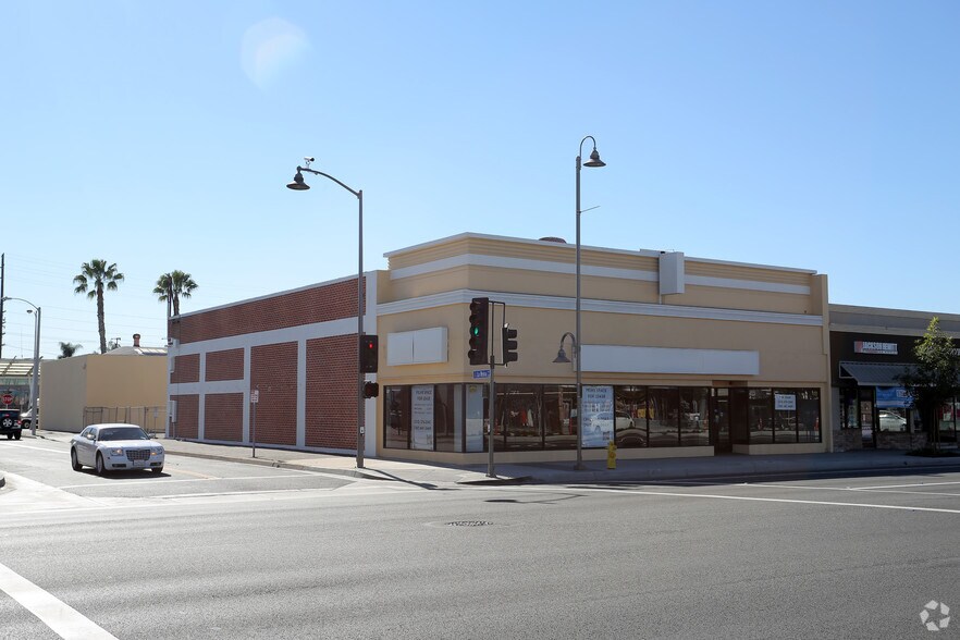 8152 Firestone Blvd, Downey, CA à louer - Photo de l’immeuble – Image 1 sur 5