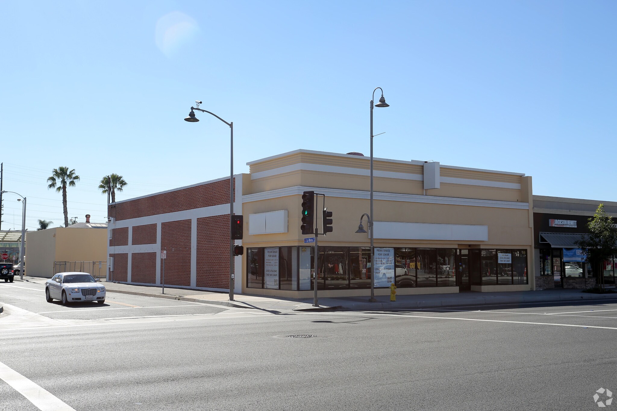8152 Firestone Blvd, Downey, CA à louer Photo de l’immeuble– Image 1 sur 6