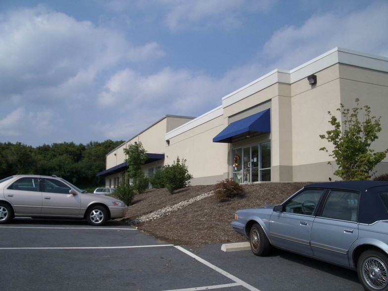310 Stoke Park Rd, Bethlehem, PA à louer - Photo de l’immeuble – Image 2 sur 4