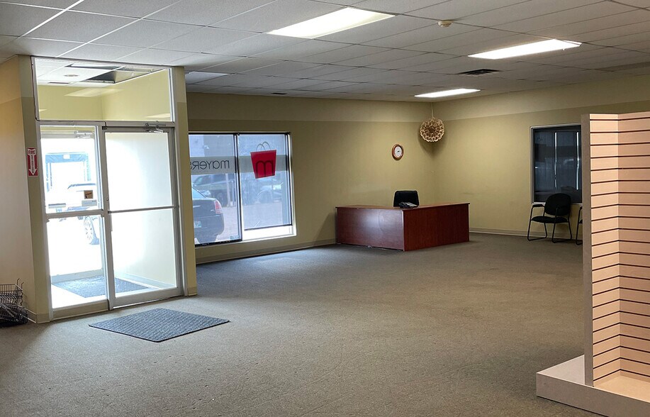 54 Mandalay Dr, Winnipeg, MB à louer - Photo de l’immeuble – Image 2 sur 5