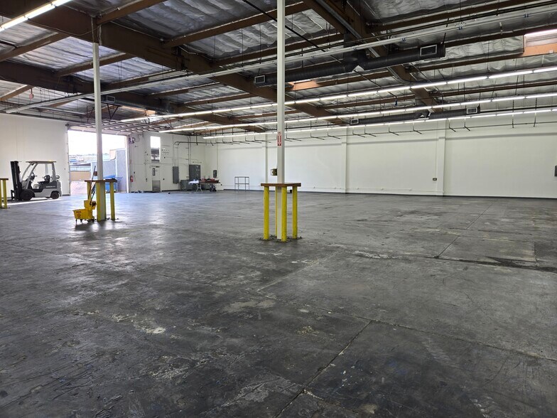 20554 Plummer St, Chatsworth, CA à louer - Photo de l’immeuble – Image 3 sur 11
