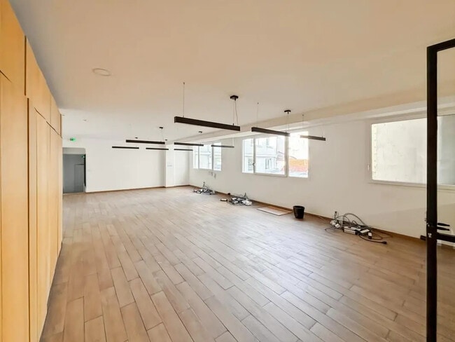 Plus de détails pour Rue De La Chapelle, Paris - Bureau à louer