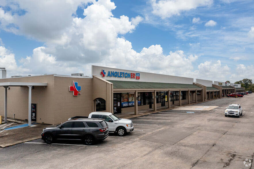 1100-1116 E Mulberry St, Angleton, TX à louer - Photo de l’immeuble – Image 2 sur 6