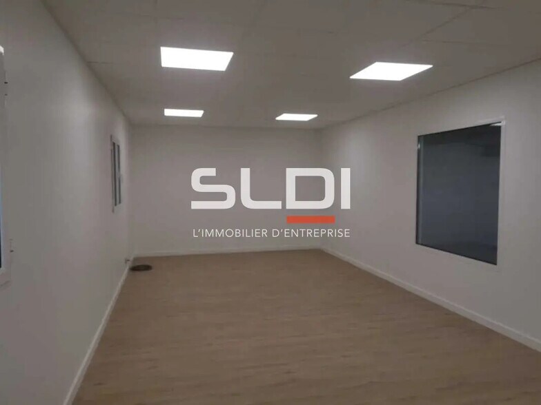 Local d’activités dans Vaulx-Milieu à louer - Photo de l’immeuble – Image 2 sur 9
