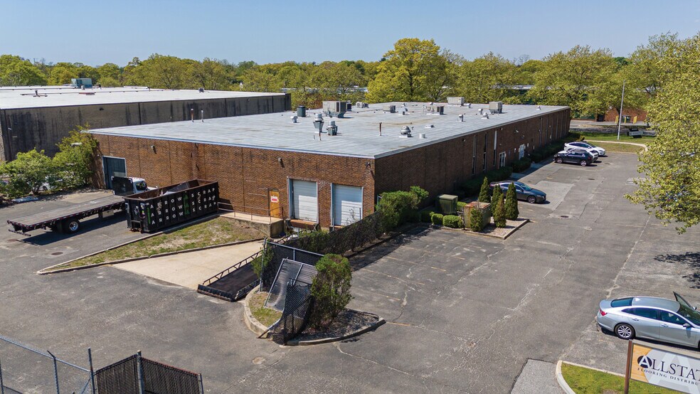 35 Hoffman Ave, Hauppauge, NY à vendre - Photo de l’immeuble – Image 2 sur 6