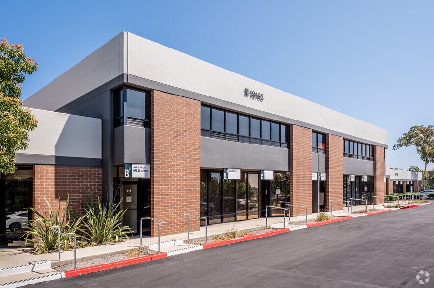 17755 Sky Park Cir, Irvine, CA à louer - Photo principale – Image 3 sur 33