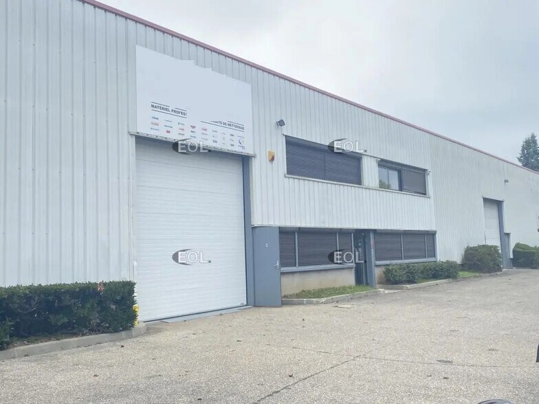 Local d’activités dans Vénissieux à louer - Photo de l’immeuble – Image 1 sur 13