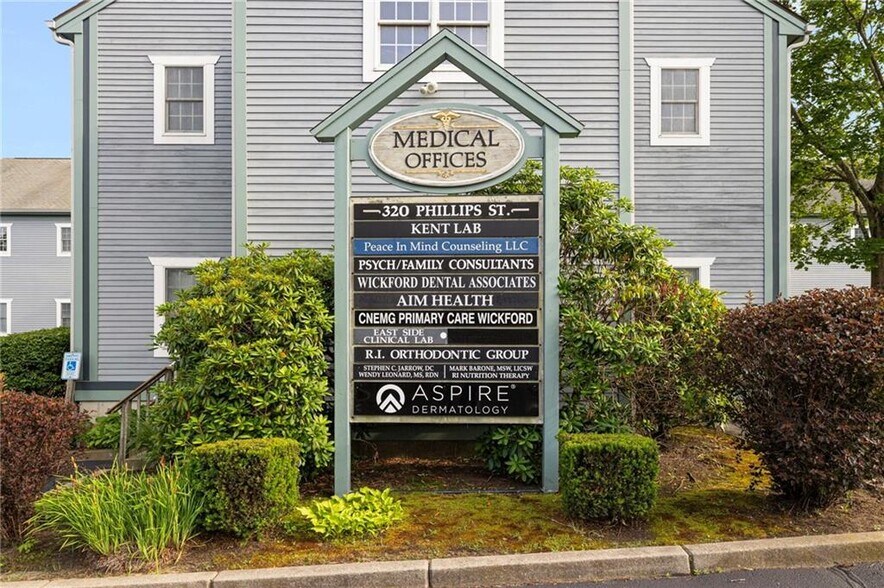 320 Phillips St, North Kingstown, RI à louer - Photo de l’immeuble – Image 3 sur 10