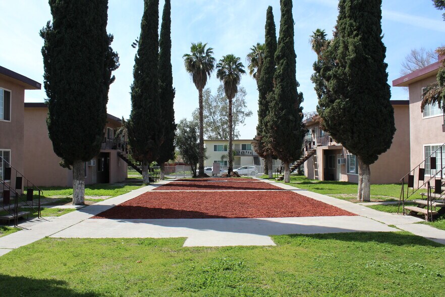 1721 N Fairfax Dr, San Bernardino, CA à vendre - Photo de l’immeuble – Image 3 sur 28