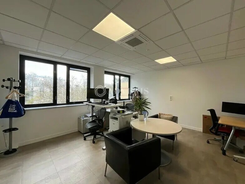 Bureau dans Montigny-le-Bretonneux à louer - Photo de l’immeuble – Image 2 sur 4