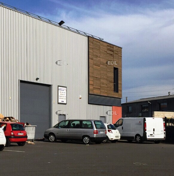 Local d’activités dans Villeneuve-la-Garenne à louer - Photo de l’immeuble – Image 2 sur 10