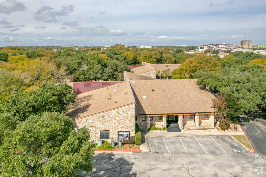 12501 Hymeadow Dr, Austin, TX à louer - Photo de l’immeuble – Image 3 sur 14