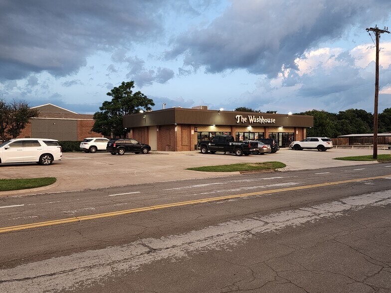 631 Londonderry Ln, Denton, TX à vendre - Photo de l’immeuble – Image 3 sur 12