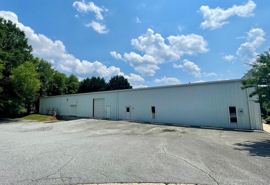 203 Aero Ct, Greensboro, NC à louer - Photo de l’immeuble – Image 2 sur 2