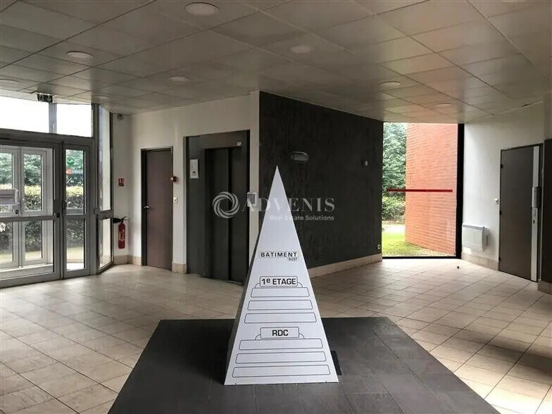 Bureau dans Montigny-le-Bretonneux à louer - Photo de l’immeuble – Image 2 sur 8