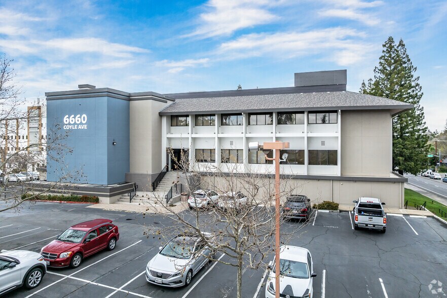 6660 Coyle Ave, Carmichael, CA à vendre - Photo de l’immeuble – Image 2 sur 7