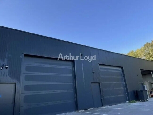 Plus de détails pour Local d'activités à louer