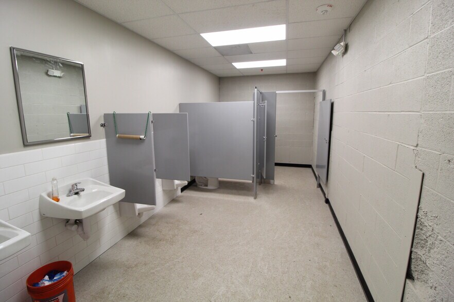 9700 E 56th St, Raytown, MO à louer - Photo de l’immeuble – Image 3 sur 12