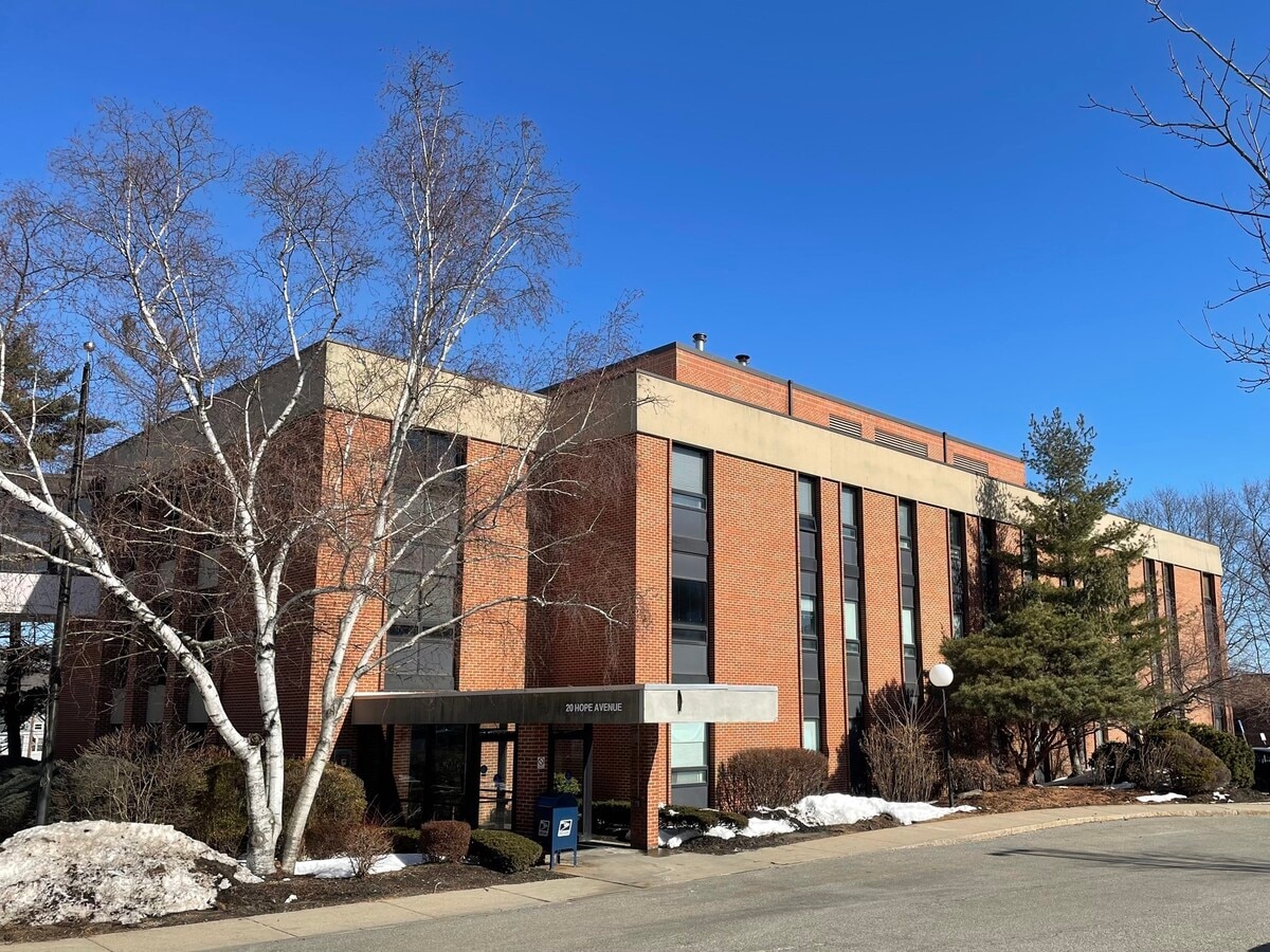 20 Hope Ave, Waltham, MA 02453 - Lot 207 -  - Photo intérieure - Image 1 of 19