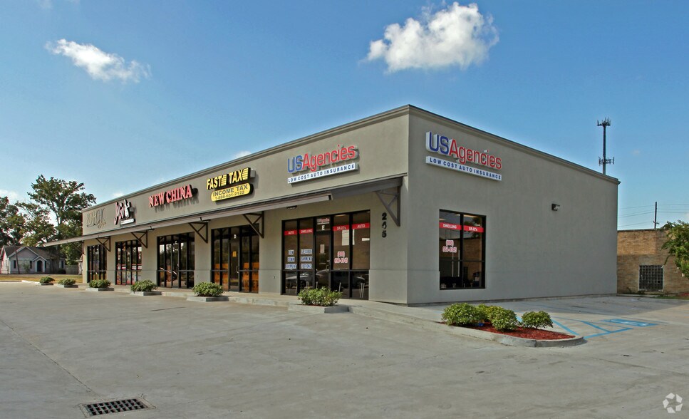 245 N Acadian Trwy, Baton Rouge, LA à louer - Photo principale – Image 1 sur 2
