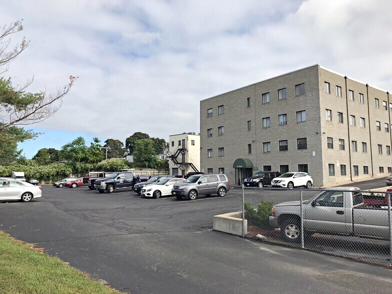 76 Winn St, Woburn, MA à louer - Photo de l’immeuble – Image 2 sur 4
