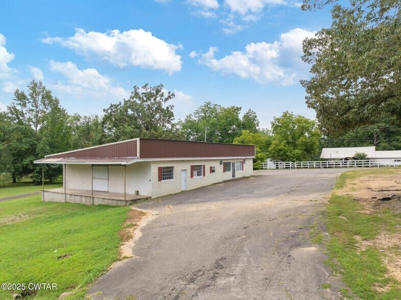 660 E Main St, Parsons, TN à vendre - Photo de l’immeuble – Image 3 sur 9
