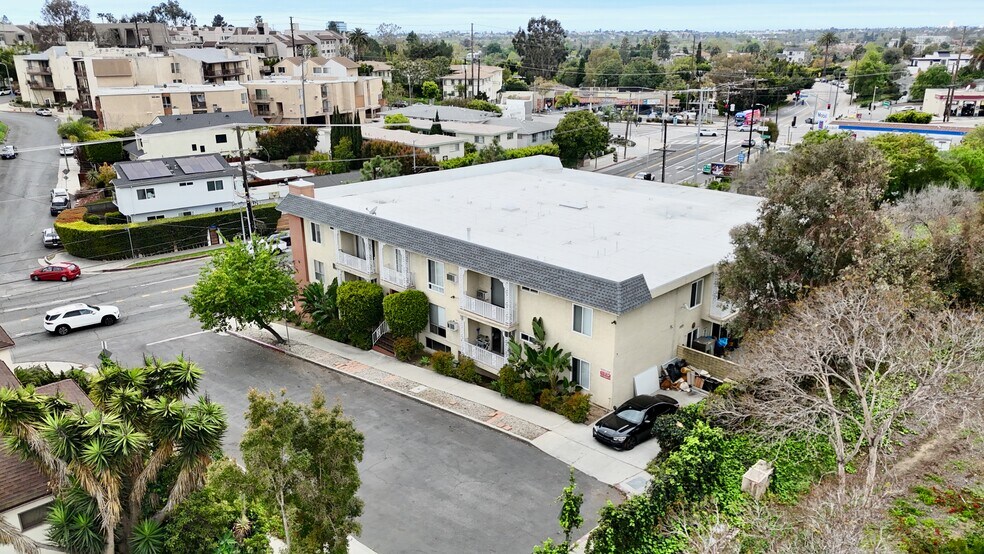 3189 Cheviot Vista Pl, Los Angeles, CA à vendre - Photo de l’immeuble – Image 3 sur 27