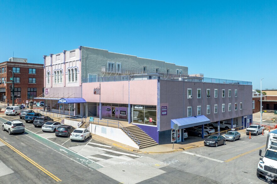 105-109 E Oak St, Denton, TX à louer - Photo de l’immeuble – Image 2 sur 7