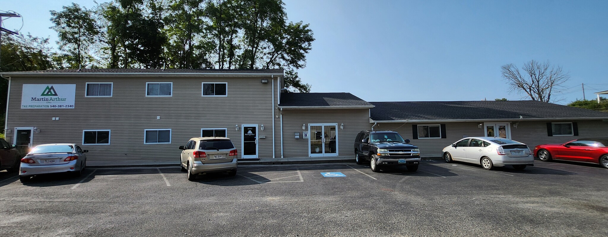405 N Franklin St, Christiansburg, VA à louer Photo de l’immeuble– Image 1 sur 41