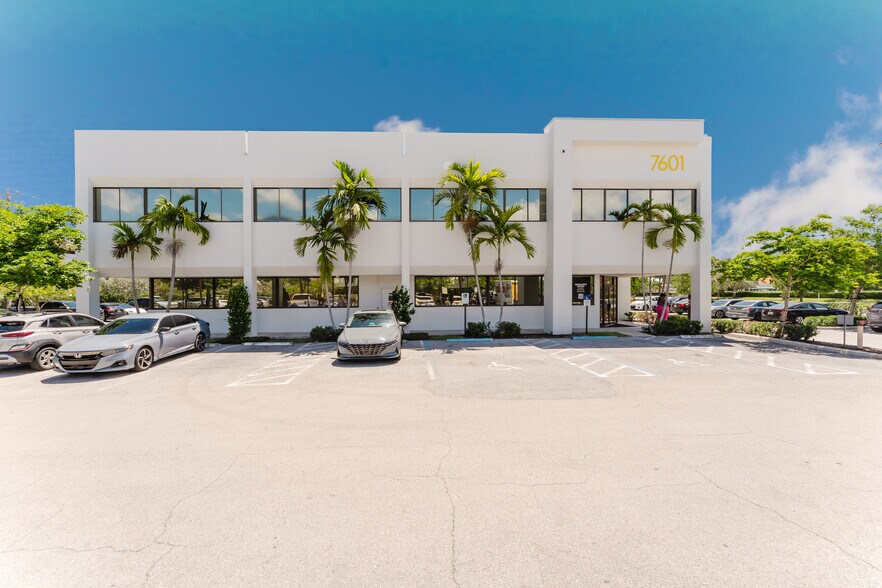 7601 N Federal Hwy, Boca Raton, FL à louer - Photo de l’immeuble – Image 3 sur 15