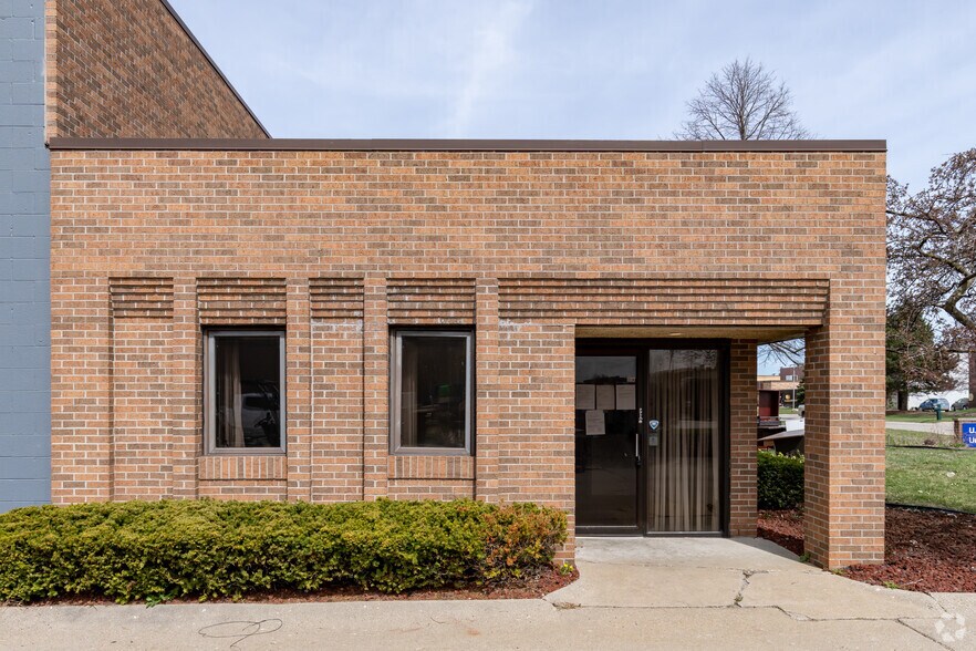 33891 Doreka Dr, Fraser, MI à louer - Photo de l’immeuble – Image 3 sur 8