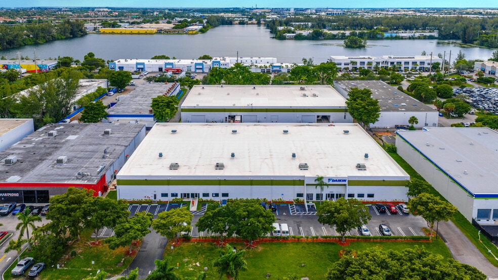 1400 NW 88th Ave, Doral, FL à louer - Photo de l’immeuble – Image 1 sur 6
