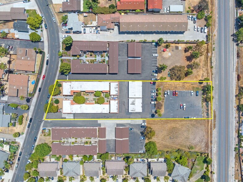 628 W California Ave, Vista, CA à vendre - Photo de l’immeuble – Image 3 sur 46