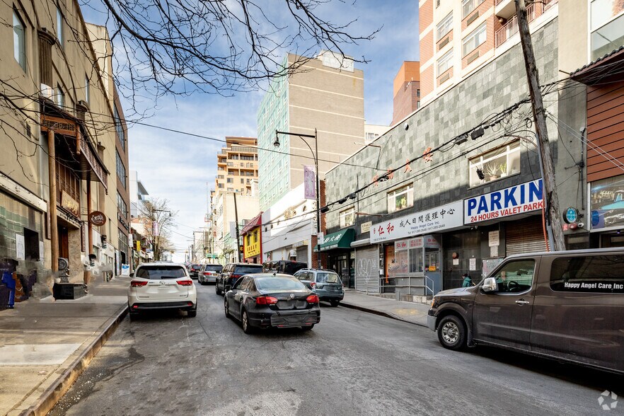 13537 37th Ave, Flushing, NY à vendre - Photo de l’immeuble – Image 3 sur 8