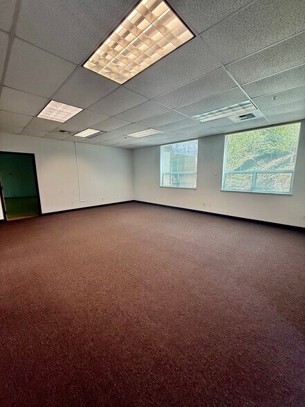 333 Crown Point Cir, Grass Valley, CA à louer - Photo de l’immeuble – Image 3 sur 18