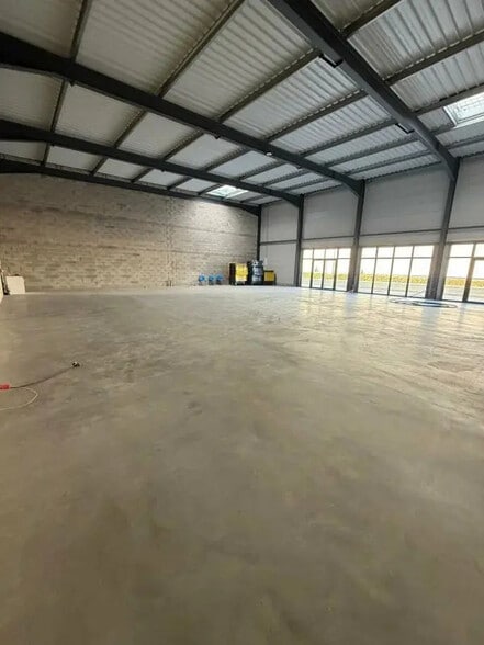 Local commercial dans Le Thillay à louer - Photo intérieure – Image 2 sur 6