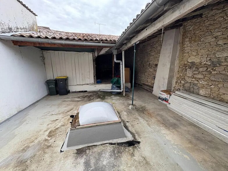 Local d'activités dans à vendre - Photo de l’immeuble – Image 3 sur 4