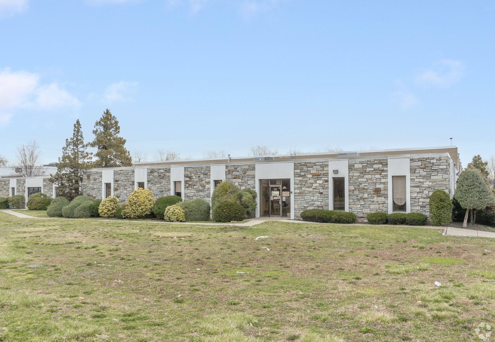 140-142 Clinton Rd, Fairfield, NJ à louer Photo principale– Image 1 sur 7