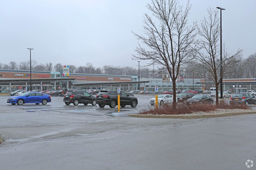 7500 Lundy's Ln, Niagara Falls, ON à louer - Photo de l’immeuble – Image 3 sur 7